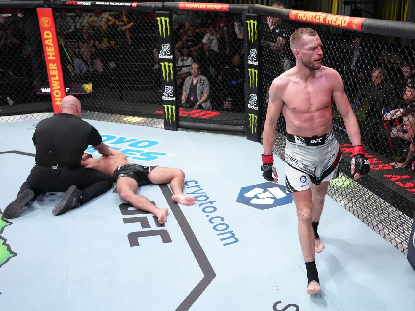 Davey Grant finishes Louis Smolka